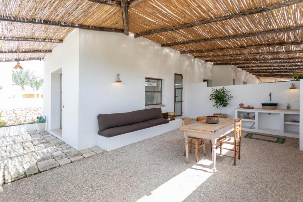 לינה וארוחת בוקר סנט'איזידורו Trullo Santovia מראה חיצוני תמונה