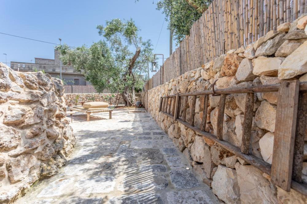 לינה וארוחת בוקר סנט'איזידורו Trullo Santovia מראה חיצוני תמונה