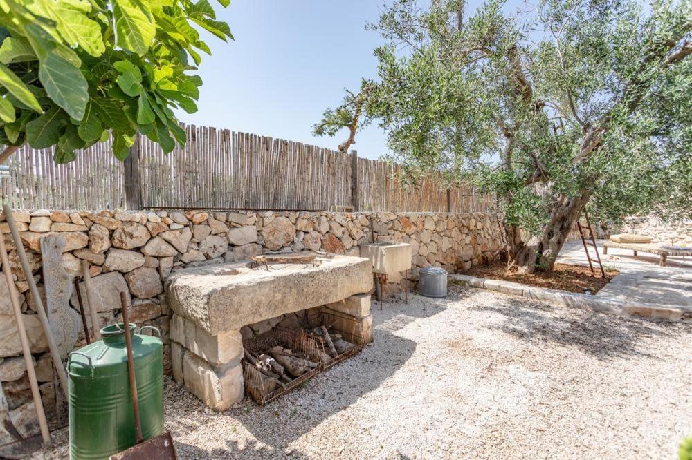 לינה וארוחת בוקר סנט'איזידורו Trullo Santovia מראה חיצוני תמונה